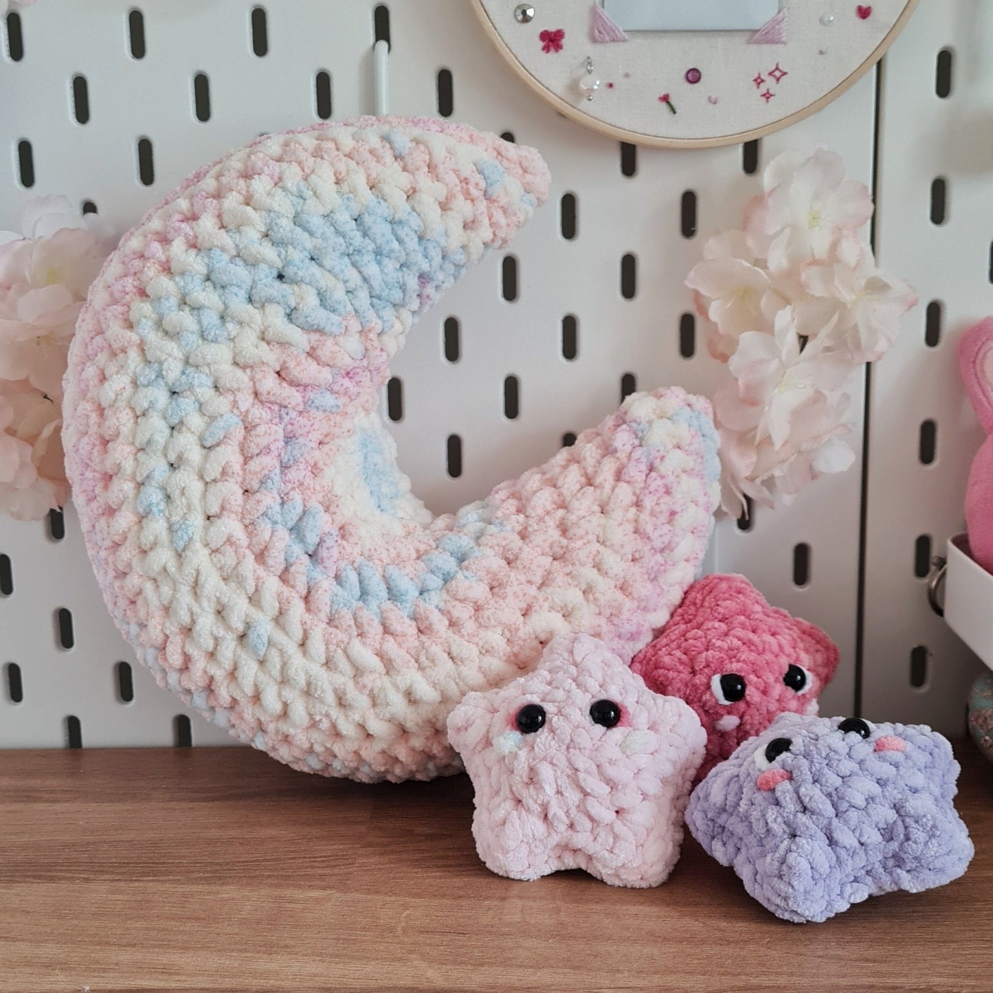 De la déco toute douce et colorée, c'est la promesse des peluches Moon et Stars. Variez les combinaisons de couleurs pour l'adapter à votre intérieur, accrochez-les au mur, au plafond ou posez-les dans un coin de chaise ou de bureau. Lunes et étoiles se fondent partout et n'attendent que vous pour se faire une place au chaud.