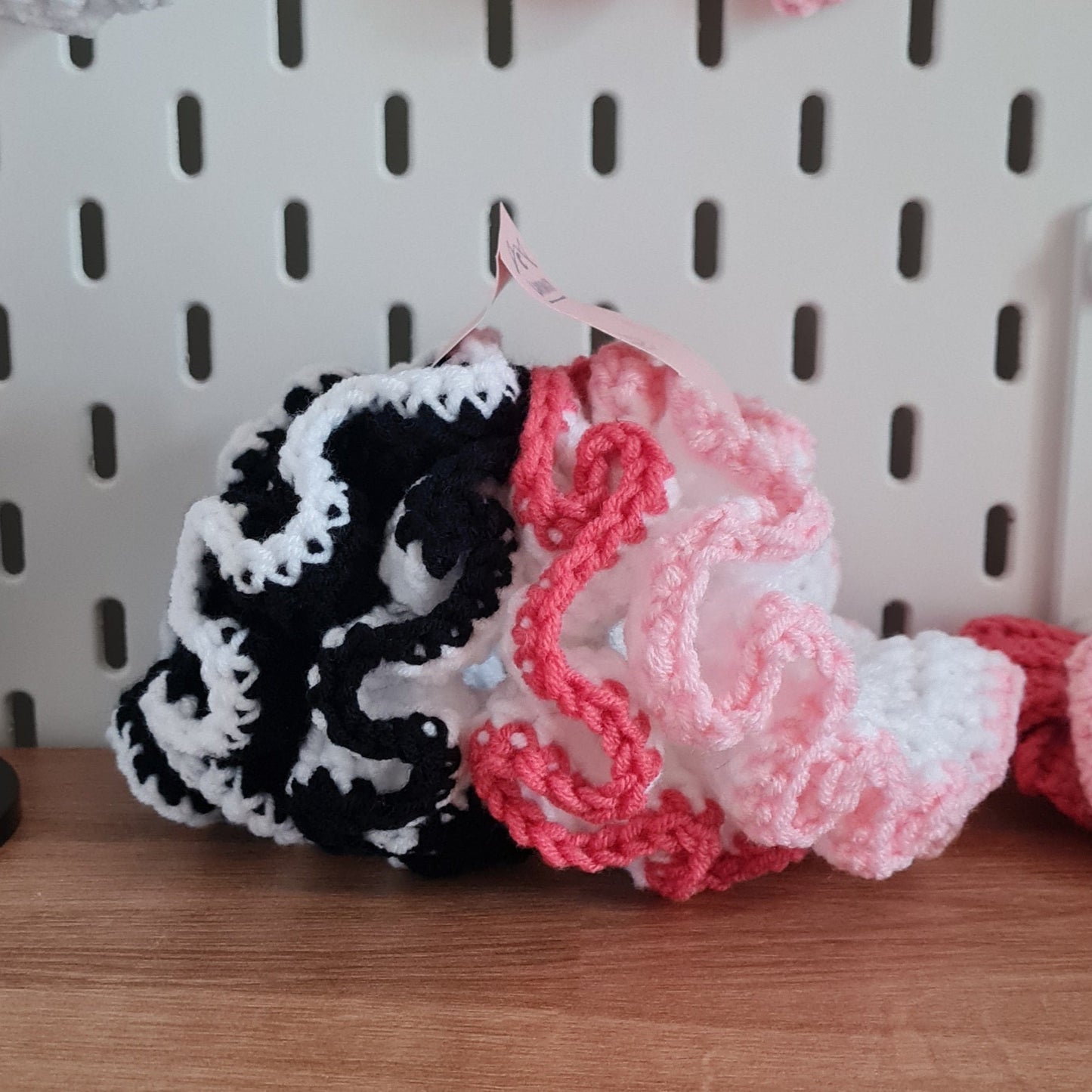 Chouchou Simple Scrunchie en crochet. Cette élastique scrunchie est l'accessoire parfait pour vos cheveux ! Tout en douceur et volume, elle pourra s'accorder très facilement à vos tenues grâce à son combo de couleurs. Pour un style apprêté, coquette ou pour parfaire votre chignon ou queue de cheval ! Chaque accessoire cheveux est crocheté à la main.