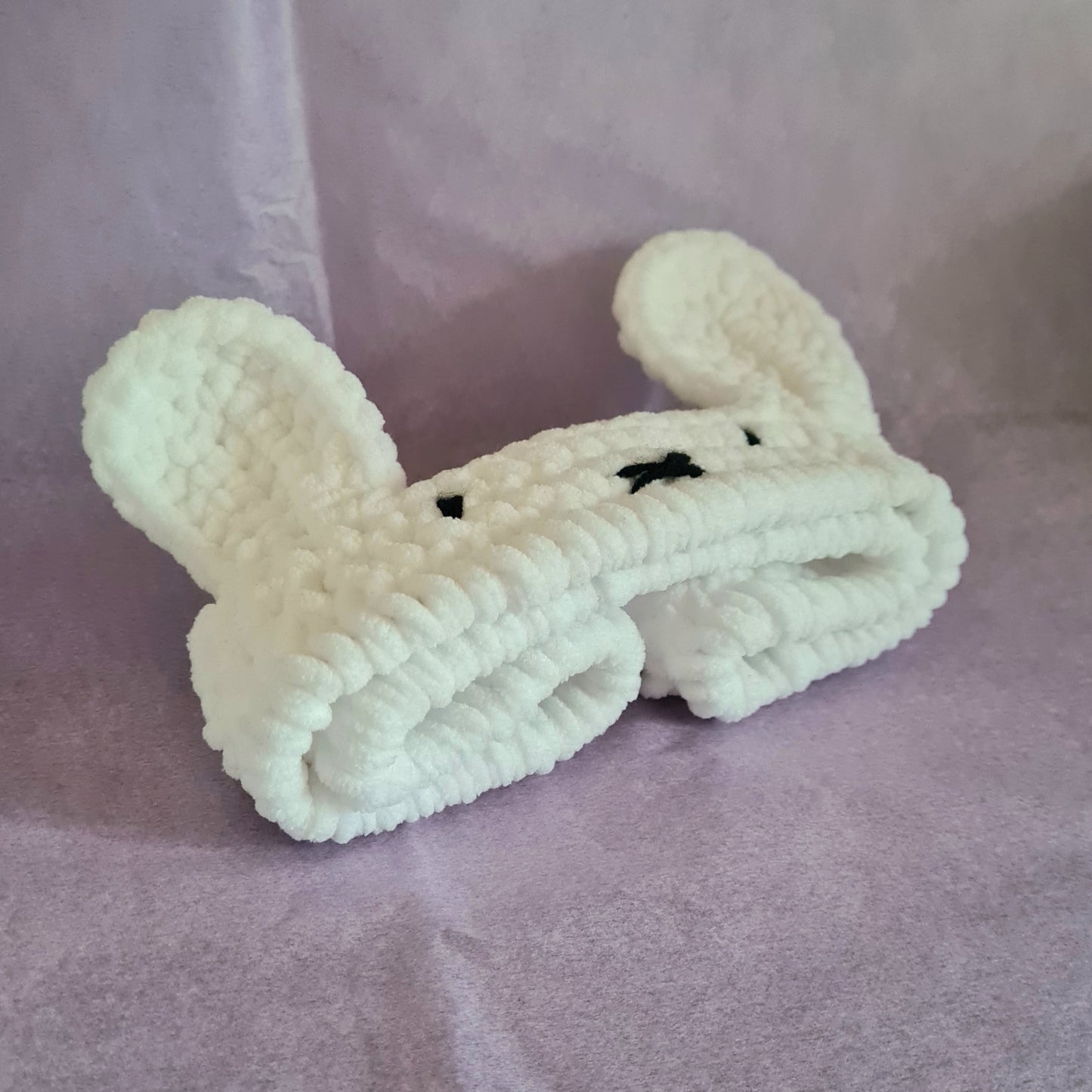 Headband Miffy en crochet. Ce bandeau lapin est l'accessoire parfait pour vos instants cocooning ! Tout doux et mignon, ce tour de tête fluffy vous accompagnera dans toutes vos routines soin du visage. Une skincare au top vous attend ! Cette accessoire cheveux est crocheté à la main.