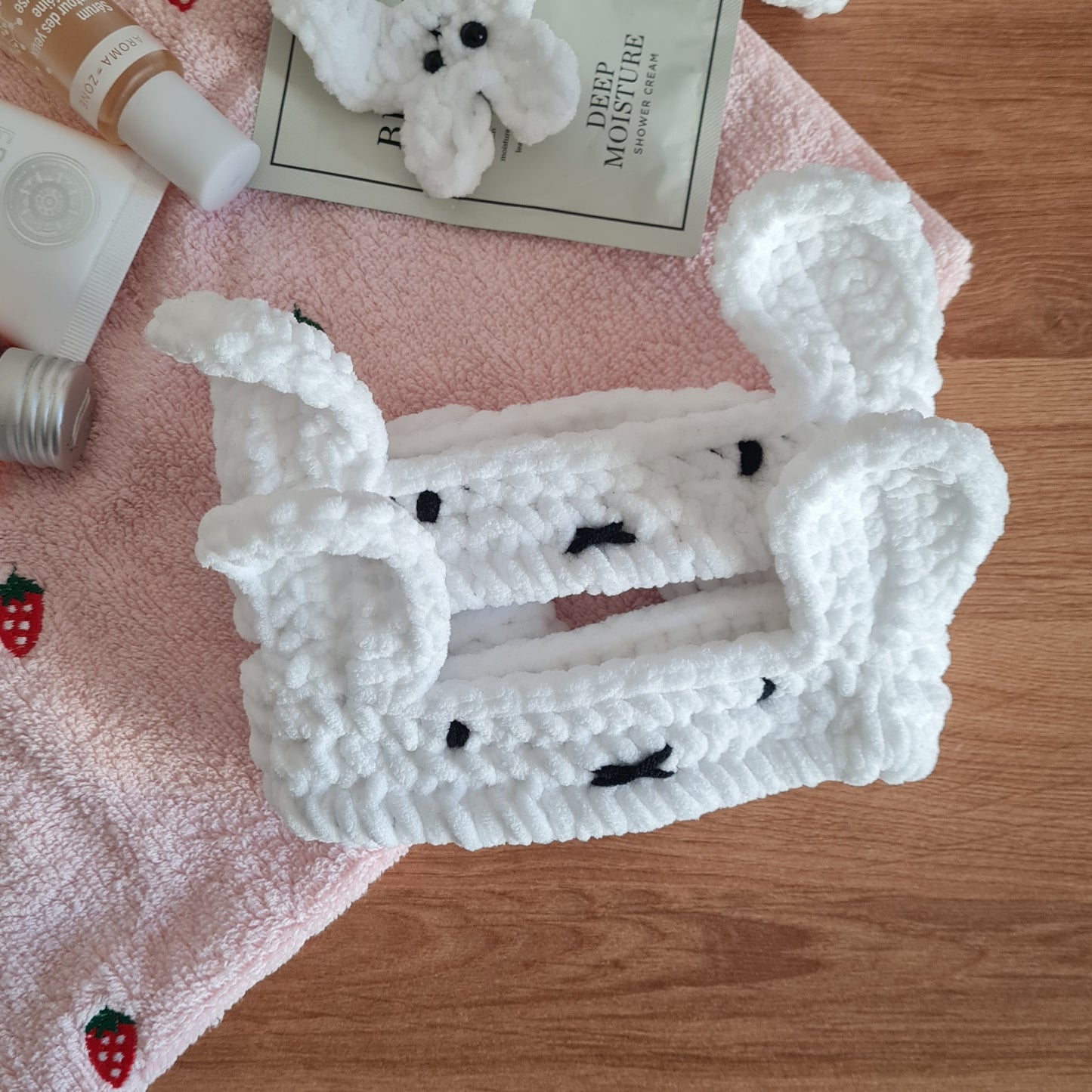Headband Miffy en crochet. Ce bandeau lapin est l'accessoire parfait pour vos instants cocooning ! Tout doux et mignon, ce tour de tête fluffy vous accompagnera dans toutes vos routines soin du visage. Une skincare au top vous attend ! Cette accessoire cheveux est crocheté à la main.