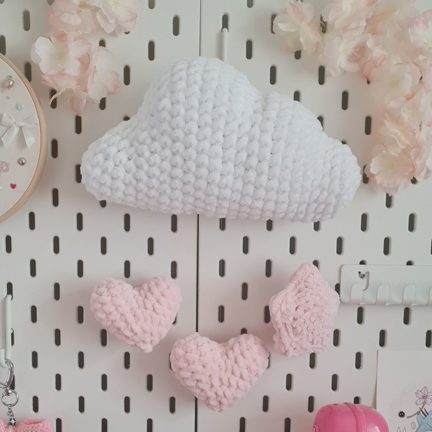 Décorez votre intérieur avec ce Nuage Mix & Match à composer selon votre envie. Choisissez votre couleur de suspensions et votre forme parmi l'étoile, le coeur ou la goutte de pluie. Le nuage reste le même mais les suspensions sont déclinables et à combiner comme vous le souhaitez, pour une déco toute douce et réconfortante qui s'adapte à votre intérieur. La photo montre le nuage blanc en crochet, duquel tombent des suspensions roses en forme de coeur et d'étoile.