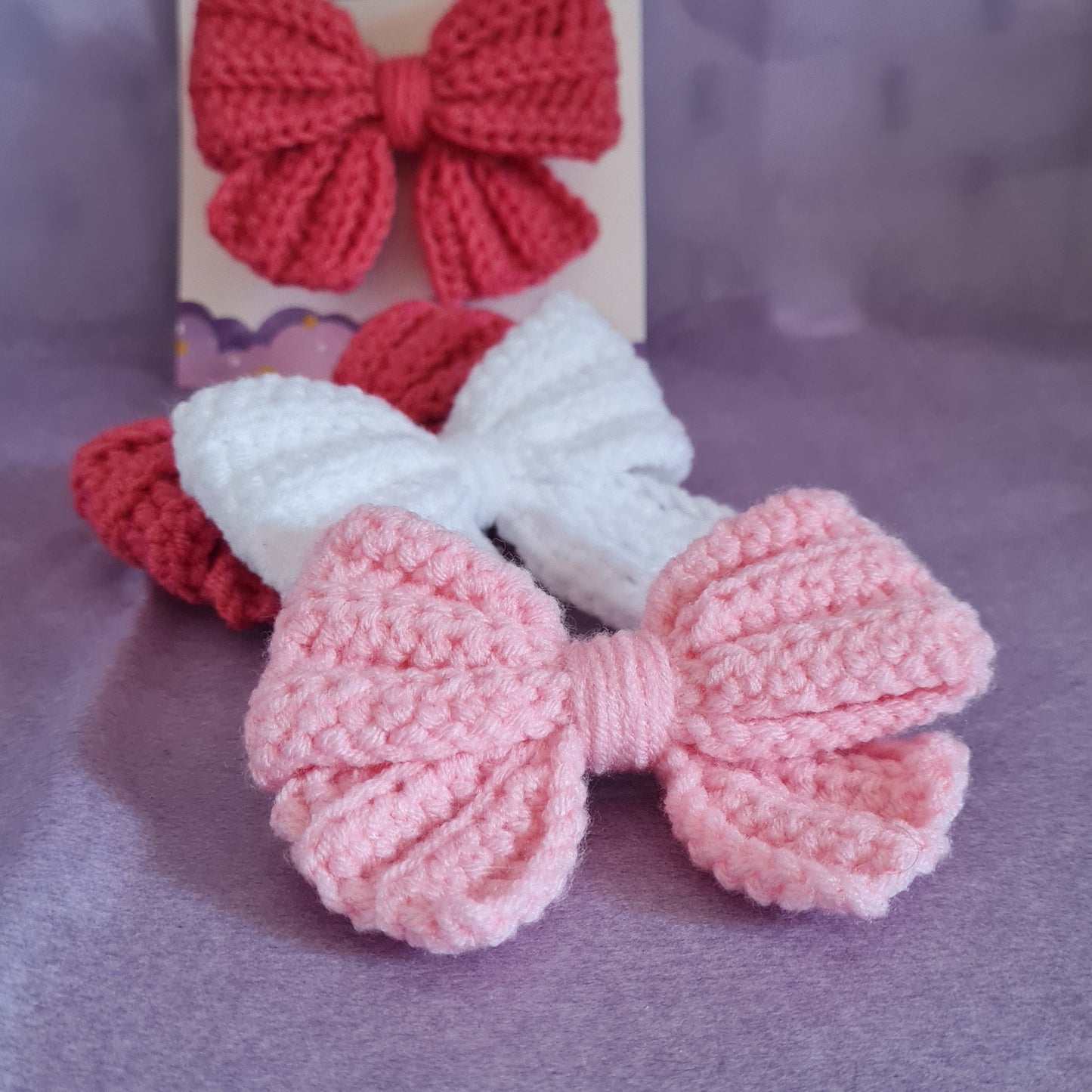 Pince à cheveux Simple Bow en crochet. Cette pince en forme de nœud est l'accessoire parfait pour vos cheveux ! Simple et délicate, elle s'accroche très facilement et tient bien, même dans les cheveux glissants. Pour un style apprêté, coquette ou Magical Girl ! Chaque objet est crocheté et assemblé à la main.