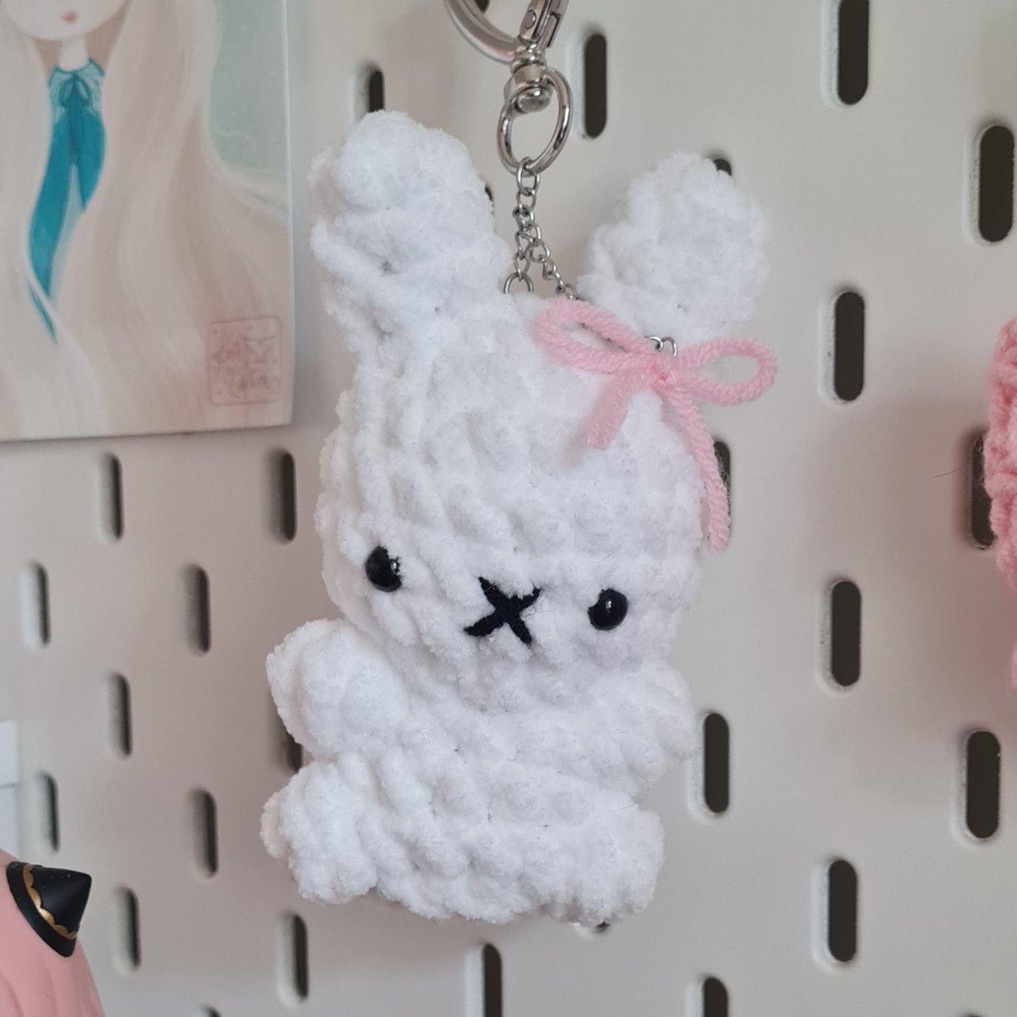 Porte-clés Coquette Bunny en crochet. Ce porte-clés lapin Miffy est agrémenté d'un petit noeud en laine, pour toujours plus de douceur ! A accrocher à votre sac ou à suspendre chez vous pour une déco mignonne. Chaque objet est crocheté et assemblé à la main, pour un rendu de haute qualité.