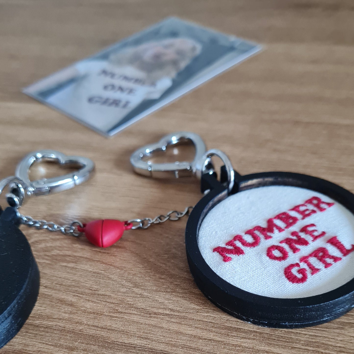 Porte-clés Number One, inspiré de la chanson Number One Girl de Rosé. Au bout de la chaîne il y a un demi-coeur brisé aimanté rouge, pour trouver votre âme sœur et compéter ce coeur ! Offrez en un exemplaire à votre bestie, votre moitié, votre Number One. Le porte-clés est déclinable en 3 versions (Number One Girl, Number One Boy, Number One Person) pour s'adapter à vous ou la personne à qui vous l'offrez. Chaque objet est peint, vernis, brodé et assemblé à la main, pour un rendu de haute qualité.