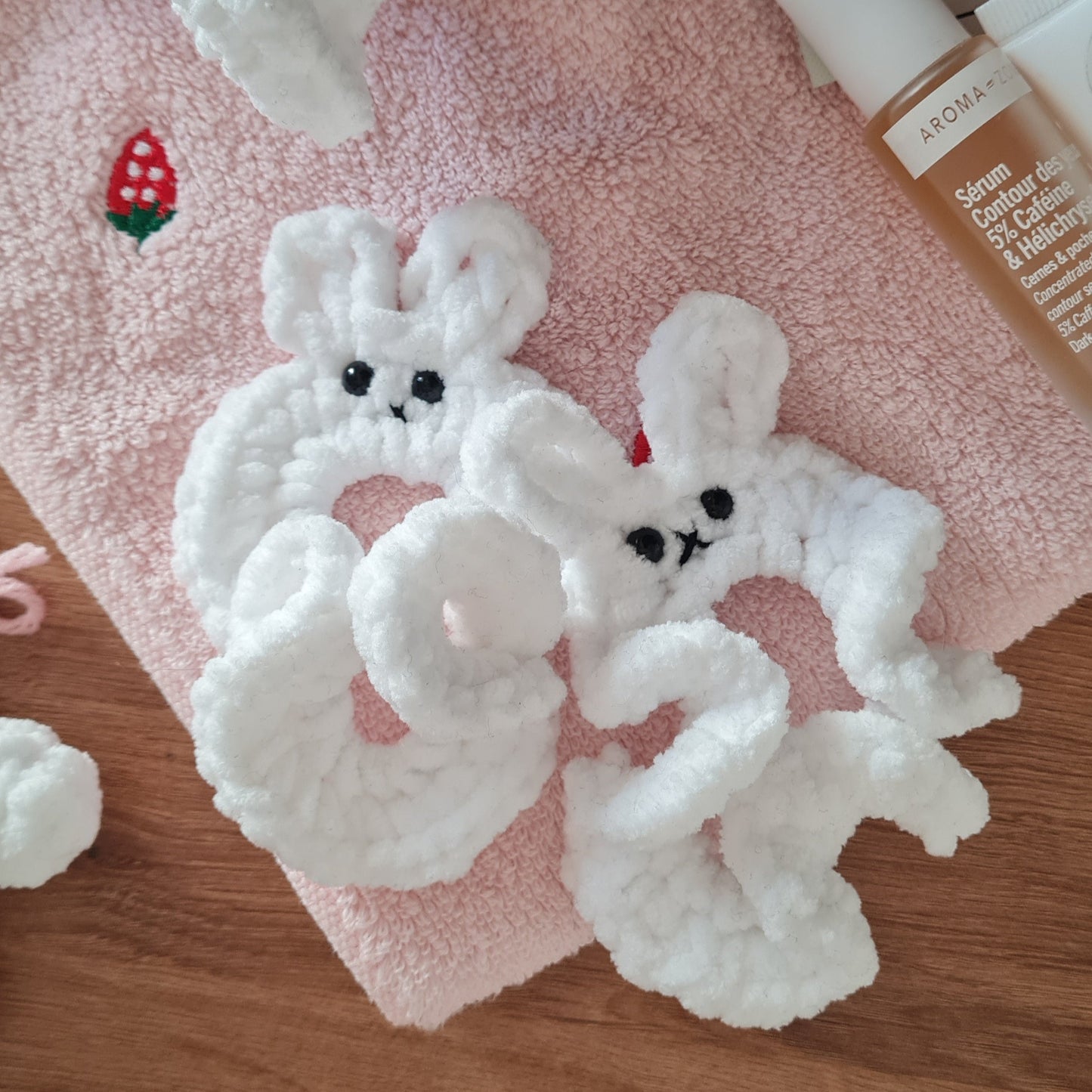 Chouchou Scrunchie Miffy en crochet. Cette élastique scrunchie avec une tête de lapin est l'accessoire parfait pour vos cheveux ! Tout doux et mignon, ce scrunchie Miffy donne une touche d'originalité à vos coiffures. Pour un style apprêté, coquette ou pour parfaire votre chignon ou queue de cheval ! Chaque accessoire cheveux est crocheté à la main.