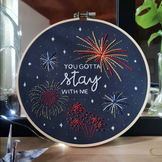 Broderie Haven sur tissu bleu nuit, inspirée de la chanson éponyme de Stray Kids. A leur venue au Lollapalooza Paris en juillet 2023, le groupe a terminé son concert avec des feux d'artifices sur la chanson Haven. Cette broderie évoque ce souvenir fort et chaleureux, où les paroles "You gotta stay with me" sont restées en tête longtemps. Les paroles sont brodées en blanc au centre, et entourée de feux d'artifice or, rouge et bleus.